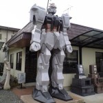 Un monumento funebre con le fattezze di Gundam